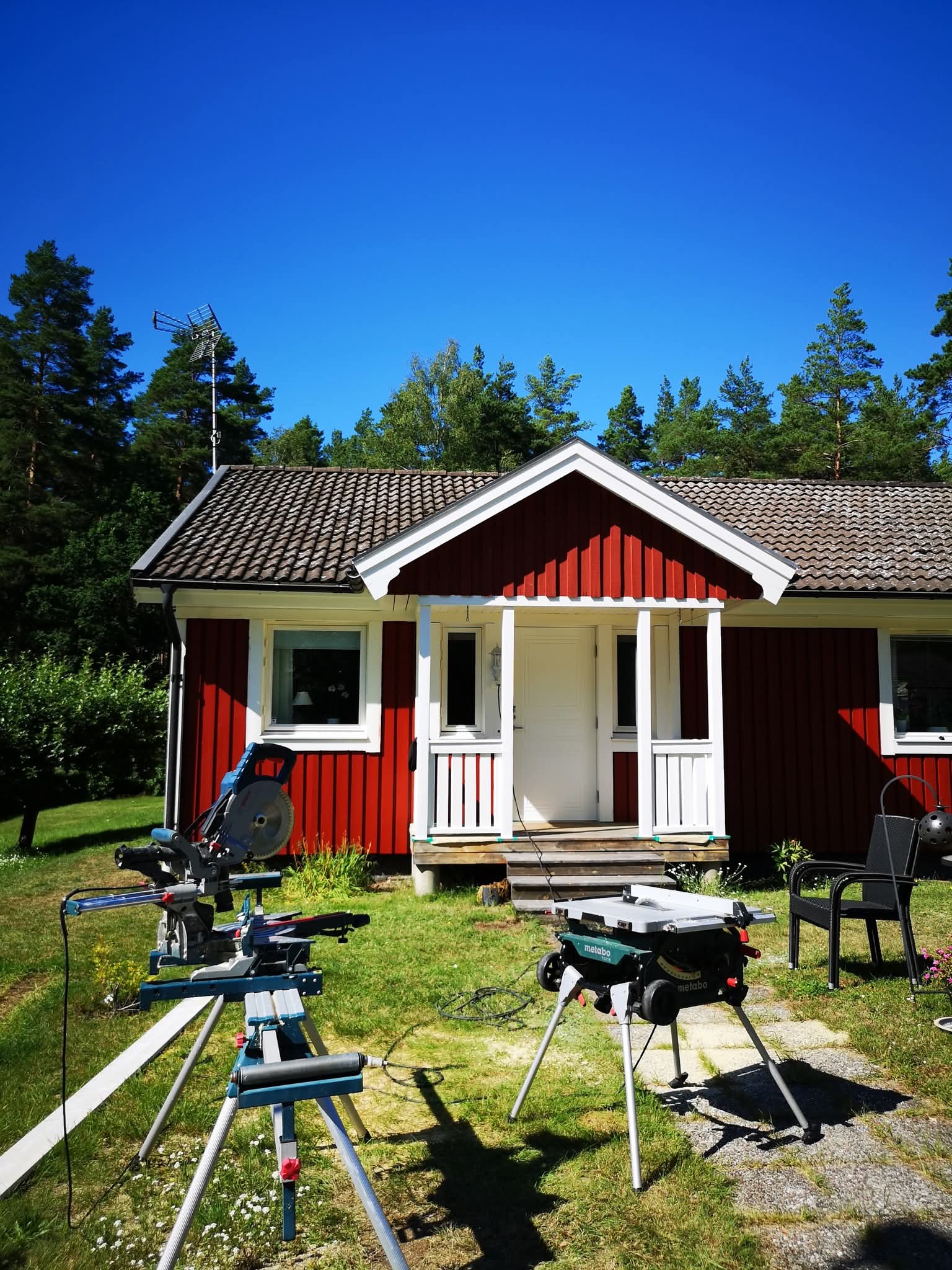 Röd stuga med verktyg – snickeriarbete