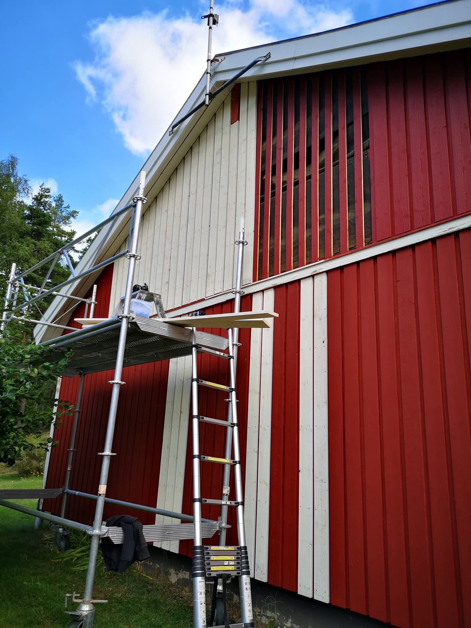 Ställning vid ladugård – fasadrenovering