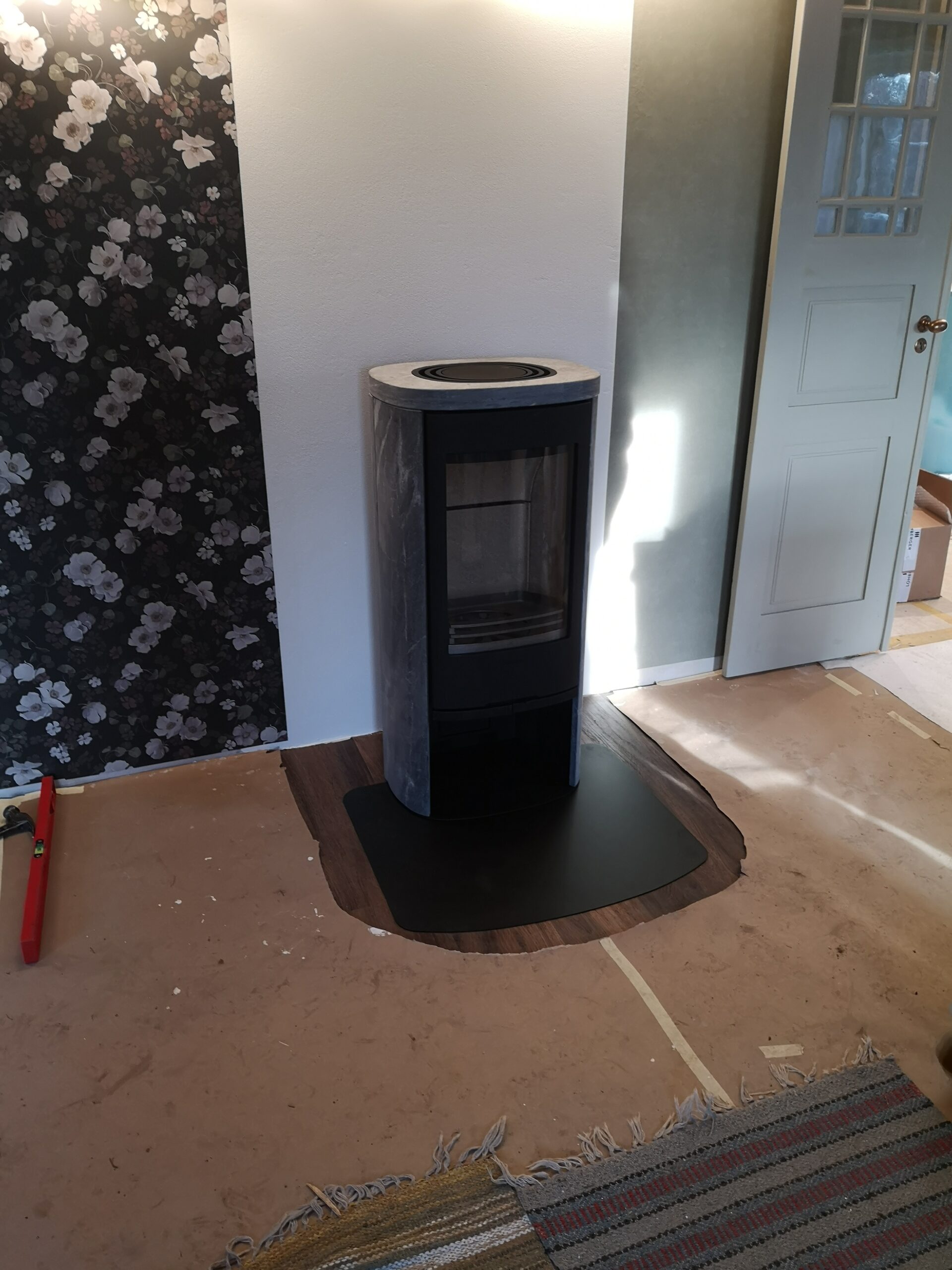 Färdig vedspis installerad i vardagsrum